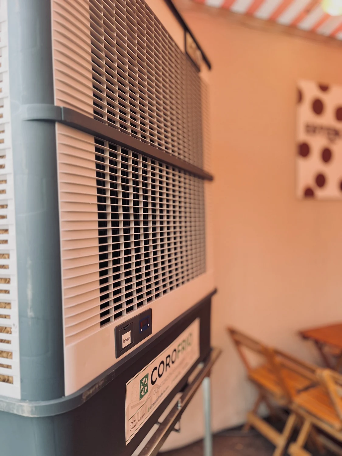 Detalle frontal de climatizador evaporativo COROFRIO