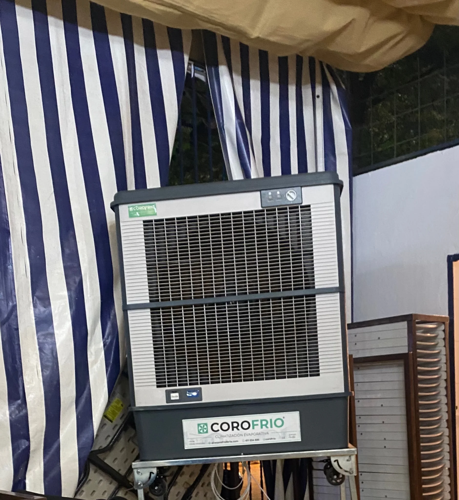 Aire evaporativo Modelo M COROFRIO instalado en caseta de feria