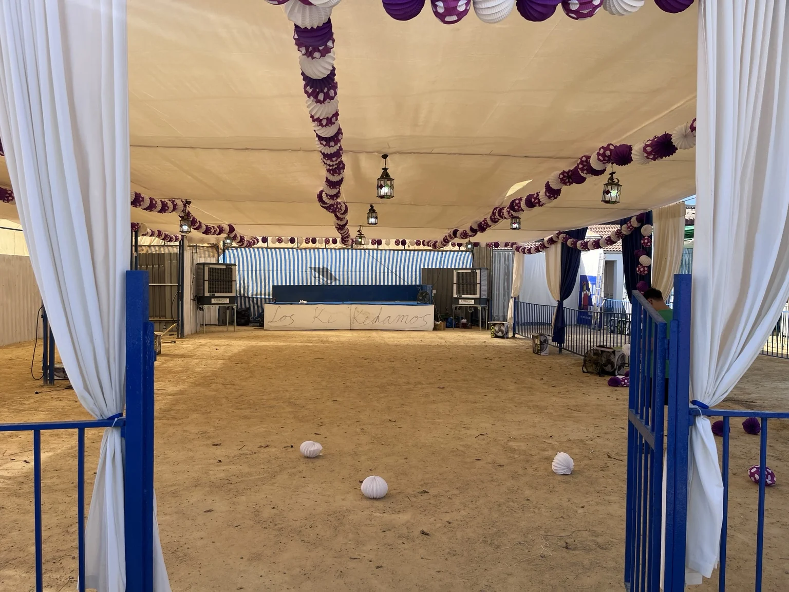 Alquiler de aire evaporativo Modelo M COROFRIO en caseta de feria con dos equipos instalados