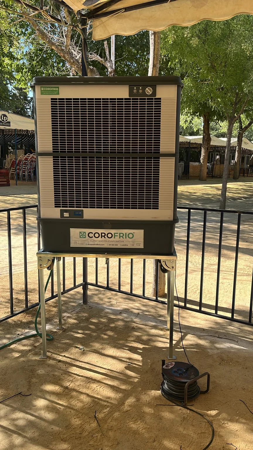 Climatizador evaporativo Modelo M COROFRIO en exterior de feria