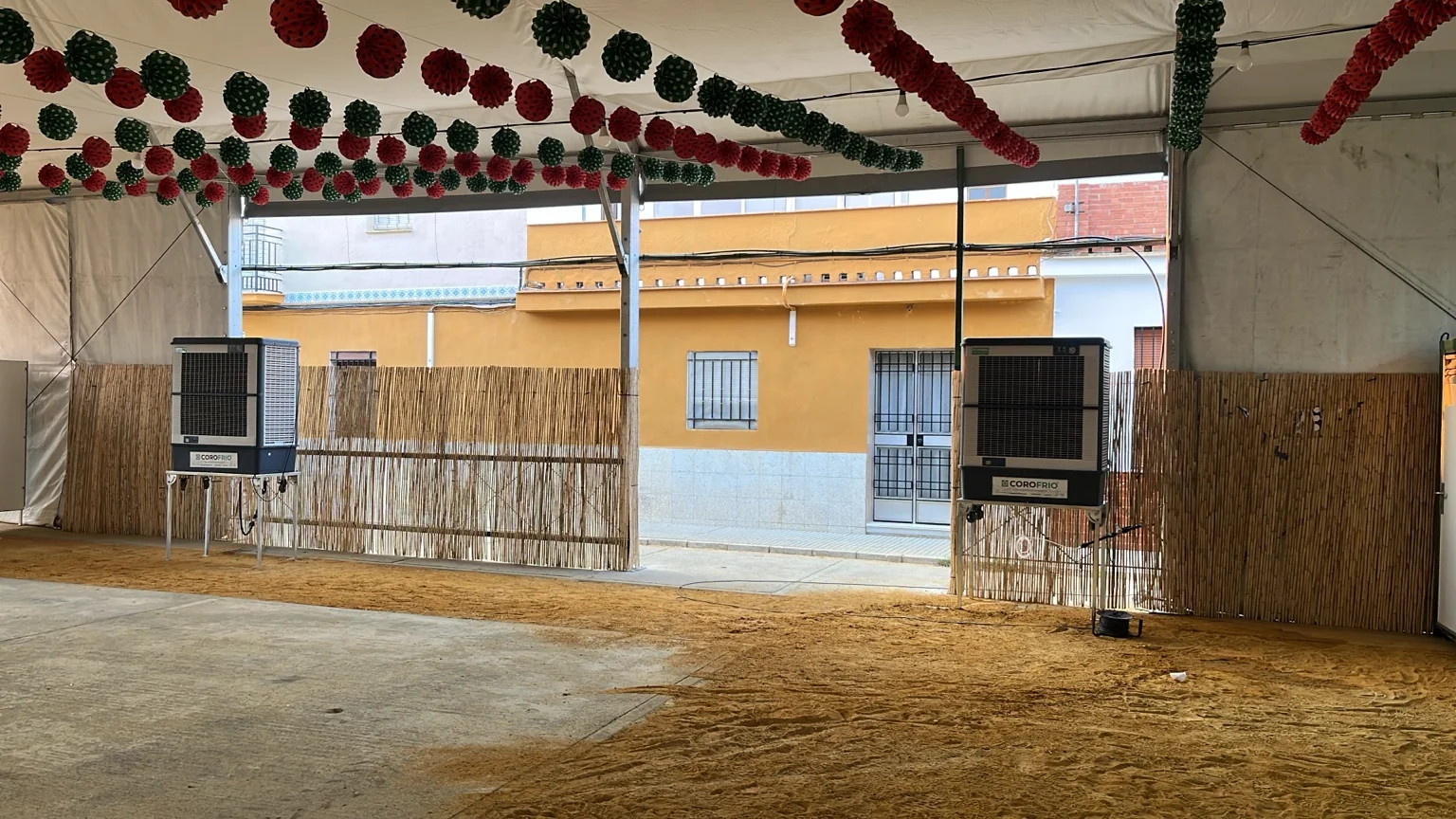 Dos equipos de aire evaporativo Modelo M COROFRIO instalados en caseta de feria