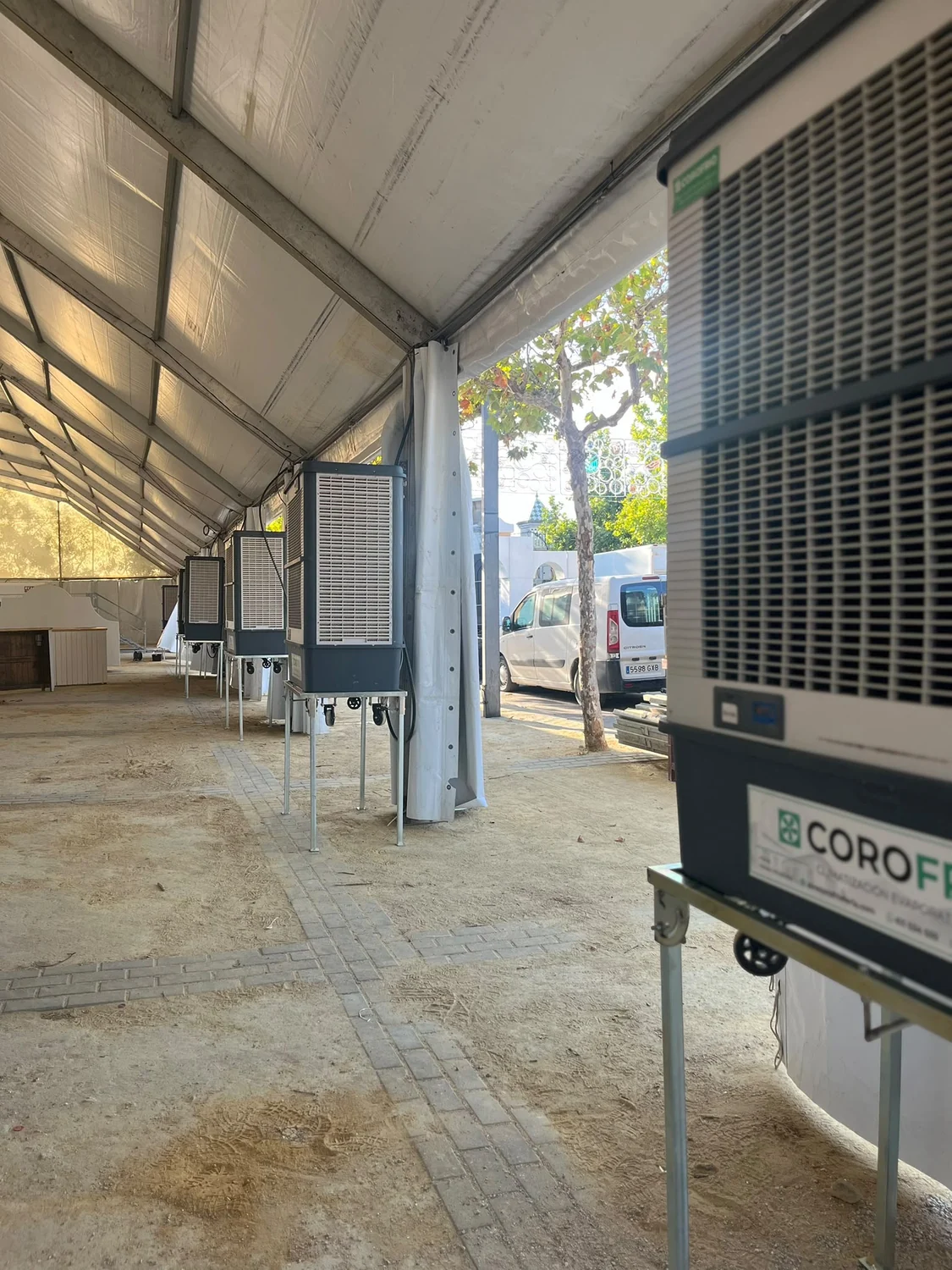 Varios equipos Modelo M COROFRIO instalados en feria