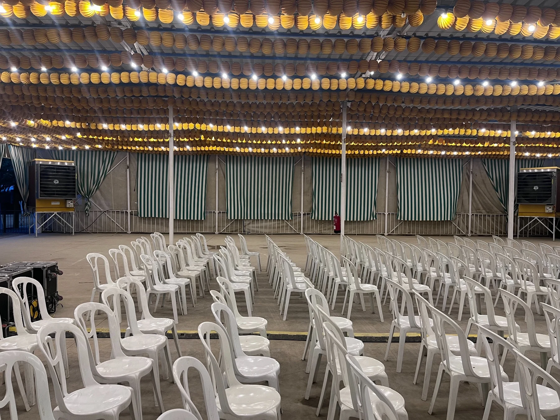 Modelo G COROFRIO de 50.000 m³/h instalado en gran caseta de feria